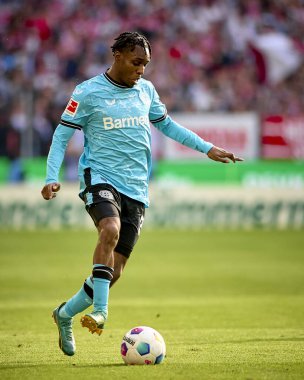 COLOGNE, ALMANY - 3 Mart 2024: Jeremie Frimpong Bundesliga 1 'in futbol maçı sırasında. FC Koeln, Bayer 04 Leverkusen 'e karşı Rhein Enerji Stadyumu' nda