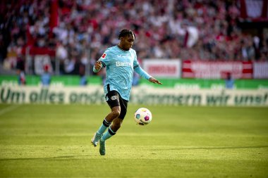 COLOGNE, ALMANY - 3 Mart 2024: Jeremie Frimpong Bundesliga 1 'in futbol maçı sırasında. FC Koeln, Bayer 04 Leverkusen 'e karşı Rhein Enerji Stadyumu' nda