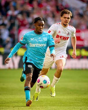 COLOGNE, ALMANY - 3 Mart 2024: Jeremie Frimpong Bundesliga 1 'in futbol maçı sırasında. FC Koeln, Bayer 04 Leverkusen 'e karşı Rhein Enerji Stadyumu' nda