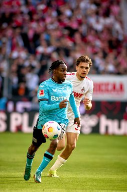 COLOGNE, ALMANY - 3 Mart 2024: Jeremie Frimpong Bundesliga 1 'in futbol maçı sırasında. FC Koeln, Bayer 04 Leverkusen 'e karşı Rhein Enerji Stadyumu' nda