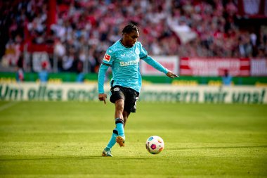 COLOGNE, ALMANY - 3 Mart 2024: Jeremie Frimpong Bundesliga 1 'in futbol maçı sırasında. FC Koeln, Bayer 04 Leverkusen 'e karşı Rhein Enerji Stadyumu' nda