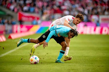 COLOGNE, ALMANY - 3 Mart 2024: Jeremie Frimpong Bundesliga 1 'in futbol maçı sırasında. FC Koeln, Bayer 04 Leverkusen 'e karşı Rhein Enerji Stadyumu' nda