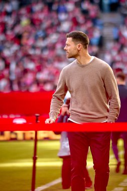 COLOGNE, GERMANY - 3 Mart 2024: Xabi Alonso, Bayer 04 Leverkusen 'in teknik direktörü Bundesliga 1' in futbol maçı sırasında. FC Koeln, Bayer 04 Leverkusen 'e karşı Rhein Enerji Stadyumu' nda