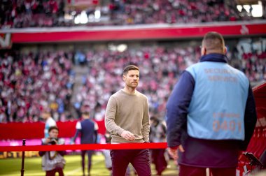 COLOGNE, GERMANY - 3 Mart 2024: Xabi Alonso, Bayer 04 Leverkusen 'in teknik direktörü Bundesliga 1' in futbol maçı sırasında. FC Koeln, Bayer 04 Leverkusen 'e karşı Rhein Enerji Stadyumu' nda