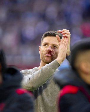 COLOGNE, GERMANY - 3 Mart 2024: Xabi Alonso, Bayer 04 Leverkusen 'in teknik direktörü Bundesliga 1' in futbol maçı sırasında. FC Koeln, Bayer 04 Leverkusen 'e karşı Rhein Enerji Stadyumu' nda
