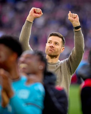 COLOGNE, GERMANY - 3 Mart 2024: Xabi Alonso, Bayer 04 Leverkusen 'in teknik direktörü Bundesliga 1' in futbol maçı sırasında. FC Koeln, Bayer 04 Leverkusen 'e karşı Rhein Enerji Stadyumu' nda