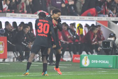 LEVERKUSEN, ALMANY - 3 Nisan 2024: Jeremie Frimpong, Amine Adli, Almanya Kupası. DFB Pokal maçı FC Bayer 04 Leverkusen, Bayarena 'da Fortuna Duesseldorf' a karşı