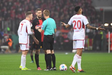 LEVERKUSEN, GERMANY - 3 Nisan 2024: Hristos Tzolis, Robert Andrich, Cemil Siebert, Almanya Kupası. DFB Pokal maçı FC Bayer 04 Leverkusen, Bayarena 'da Fortuna Duesseldorf' a karşı