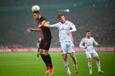 LEVERKUSEN, ALMANY - 3 Nisan 2024: Josip Stanisiç, Isak Bergmann Johannesson, Almanya Kupası. DFB Pokal maçı FC Bayer 04 Leverkusen, Bayarena 'da Fortuna Duesseldorf' a karşı