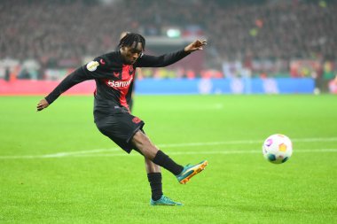 LEVERKUSEN, ALMANY - 3 NİSAN, 2024 Jeremie Frimpong, Almanya Kupası. DFB Pokal maçı FC Bayer 04 Leverkusen, Bayarena 'da Fortuna Duesseldorf' a karşı