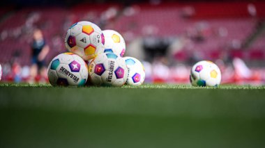 Kolej, Almanya - 6 Nisan, 2024: topları seçin. Bundesliga 1 'in futbol maçı. FC Koeln, VfL Bochum 1848 'e karşı Rhein Enerji Stadyumu' nda.