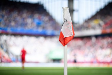 COLOGNE, Almanya - 6 Nisan 2024: 1.FC Koeln bayrağı. Bundesliga 1 'in futbol maçı. FC Koeln, VfL Bochum 1848 'e karşı Rhein Enerji Stadyumu' nda.