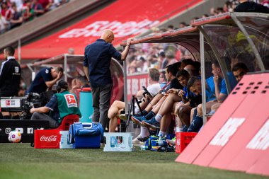 COLOGNE, ALMANY - 6 Nisan 2024: Thomas Letsch, Bundesliga 1 'in futbol maçı. FC Koeln, VfL Bochum 1848 'e karşı Rhein Enerji Stadyumu' nda.