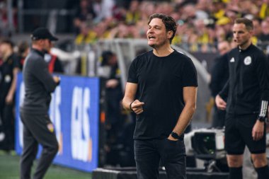 DORTMUND, GERMANY - 6 Nisan 2024: Edin Tersiç, Signal Iduna Park 'ta Bundesliga Borussia Dortmundh-Stuttgart futbol karşılaşması
