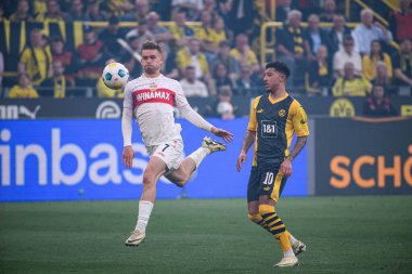 DORTMUND, GERMANY - 6 Nisan 2024: Maximilian Mittelstaedt, Jadon Sancho, Bundesliga Borussia Dortmundh-Stuttgart maçı Signal Iduna Park 'ta