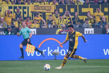 DORTMUND, GERMANY - 6 Nisan 2024: Jadon Sancho, Signal Iduna Park 'ta Bundesliga Borussia Dortmundh-Stuttgart futbol maçı