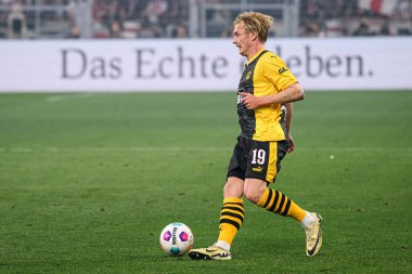 DORTMUND, GERMANY - 6 Nisan 2024: Julian Brandt, Signal Iduna Park 'ta Bundesliga Borussia Dortmundh-Stuttgart futbol maçı