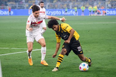 DORTMUND, GERMANY - 6 Nisan 2024: Karim Adeyemi, Leonidas Stergiou, Bundesliga Borussia Dortmundh-Stuttgart maçı Signal Iduna Park 'ta