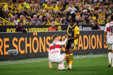 DORTMUND, Almanya - 6 Nisan 2024: Maximilian Mittelstaedt, Jamie Bynoe-Gittens. Bundesliga Borussia Dortmundh, Signal Iduna Park 'ta Stuttgart' a karşı.