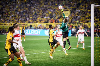 DORTMUND, ALMANY - 6 Nisan, 2024: Alexander Nuebel. Bundesliga Borussia Dortmundh, Signal Iduna Park 'ta Stuttgart' a karşı.