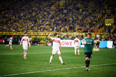 DORTMUND, ALMANY - 6 Nisan, 2024: Alexander Nuebel. Bundesliga Borussia Dortmundh, Signal Iduna Park 'ta Stuttgart' a karşı.