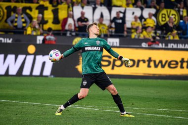 DORTMUND, GERMANY - 6 Nisan 2024: Alexander Nuebel, Signal Iduna Park 'ta Bundesliga Borussia Dortmundh-Stuttgart futbol maçı