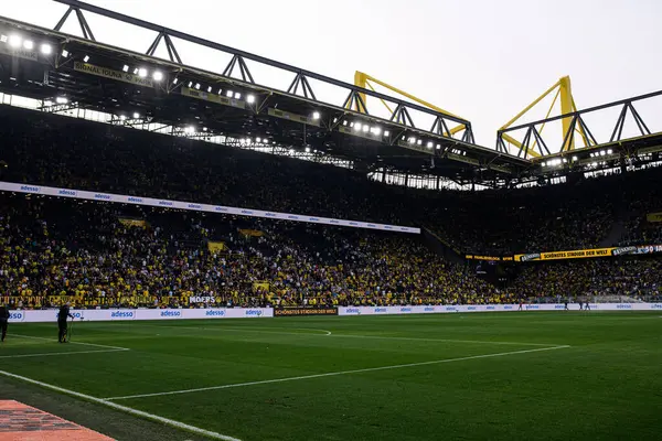 DORTMUND, GERMANY - 6 Nisan 2024: Signal Iduna Park 'ta Bundesliga Borussia Dortmundh - Stuttgart maçı