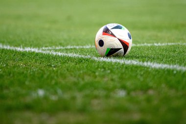 AACHEN, GERMANY - 9 HAZİRAN, 2024: Adidas topu, Almanya 'nın New Tivoli Adası' ndaki futbol maçı