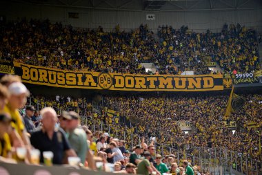 MOENCHENGLADBACH, GERMANY - 13 Nisan 2024: Bundesliga Borussia Moenchengladbach Borussia Dortmund 'a karşı Borussia Park' ta oynanan futbol maçı