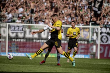 MOENCHENGLADBACH, GERMANY - 13 Nisan 2024: Bundesliga Borussia Moenchengladbach Borussia Dortmund 'a karşı Borussia Park' ta oynanan futbol maçı