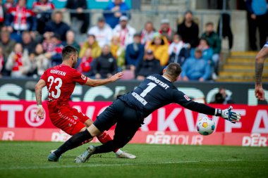 COLOGNE, GERMANY - 20 Nisan 2024: Marcel Schuhen, Sargis Adamyan, 1.FC Koeln ile SV Darmstadt maçında Rhein Energie Stadion