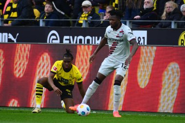 DORTMUND, GERMANY - 21 Nisan 2024: Signal Iduna Park 'ta Borussia Dortmund-Bayer 04 Leverkusen futbol karşılaşması