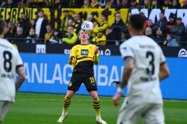 DORTMUND, GERMANY - 21 Nisan 2024: Signal Iduna Park 'ta Borussia Dortmund-Bayer 04 Leverkusen futbol karşılaşması