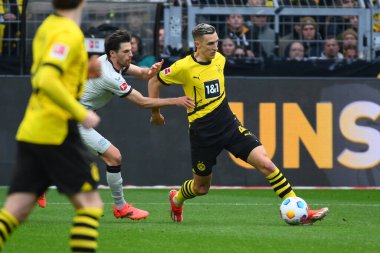 DORTMUND, GERMANY - 21 Nisan 2024: Signal Iduna Park 'ta Borussia Dortmund-Bayer 04 Leverkusen futbol karşılaşması