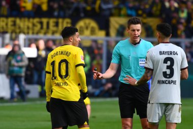 DORTMUND, GERMANY - 21 Nisan 2024: Signal Iduna Park 'ta Borussia Dortmund-Bayer 04 Leverkusen futbol karşılaşması
