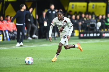 DORTMUND, GERMANY - 21 Nisan 2024: Signal Iduna Park 'ta Borussia Dortmund-Bayer 04 Leverkusen futbol karşılaşması