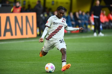 DORTMUND, GERMANY - 21 Nisan 2024: Signal Iduna Park 'ta Borussia Dortmund-Bayer 04 Leverkusen futbol karşılaşması