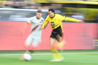 DORTMUND, GERMANY - 21 Nisan 2024: Signal Iduna Park 'ta Borussia Dortmund-Bayer 04 Leverkusen futbol karşılaşması