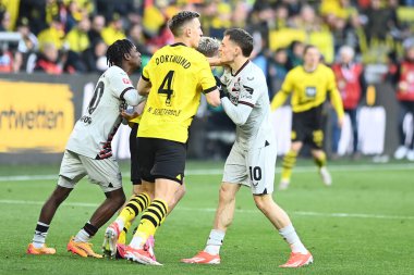DORTMUND, GERMANY - 21 Nisan 2024: Signal Iduna Park 'ta Borussia Dortmund-Bayer 04 Leverkusen futbol karşılaşması