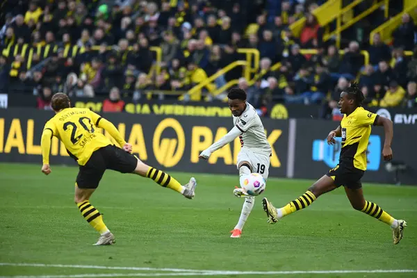 DORTMUND, GERMANY - 21 Nisan 2024: Signal Iduna Park 'ta Borussia Dortmund-Bayer 04 Leverkusen futbol karşılaşması