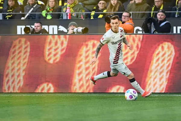 DORTMUND, GERMANY - 21 Nisan 2024: Signal Iduna Park 'ta Borussia Dortmund-Bayer 04 Leverkusen futbol karşılaşması