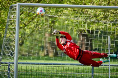 COLOGNE, ALMANY - 23 Nisan 2024: Jonas Nickisch, Geissbockhei Geissbockhei 'de 1 FC Koeln Uygulaması