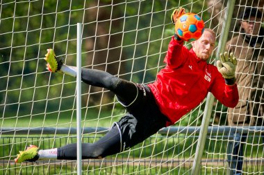 COLOGNE, GERMANY - 23 Nisan 2024: Marvin Schwaebe, Geissbockhei Geissbockhei 'de 1 FC Koeln Uygulaması