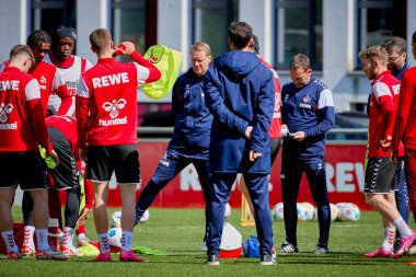 COLOGNE, Almanya - 23 Nisan 2024: Timo Schultz, Geissbockhei 'deki Geissbockhei' de 1 FC Koeln Uygulaması