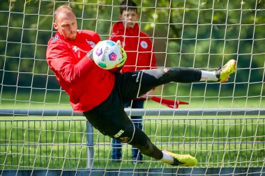 COLOGNE, GERMANY - 23 Nisan 2024: Marvin Schwaebe, Geissbockhei Geissbockhei 'de 1 FC Koeln Uygulaması