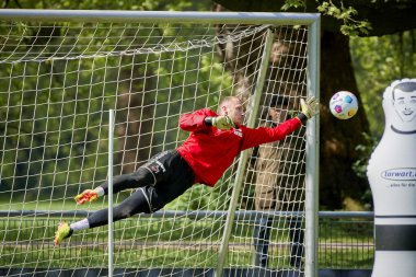 COLOGNE, GERMANY - 23 Nisan 2024: Marvin Schwaebe, Geissbockhei Geissbockhei 'de 1 FC Koeln Uygulaması