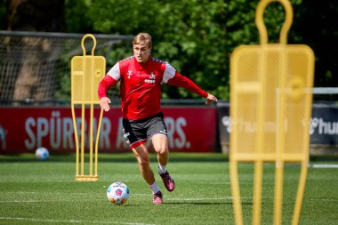 COLOGNE, GERMANY - 23 Nisan 2024: Timo Huebers, Geissbockhei Geissbockhei 'de 1 FC Koeln Uygulaması
