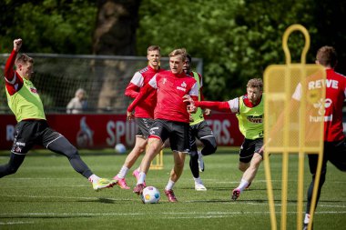 COLOGNE, GERMANY - 23 Nisan 2024: Timo Huebers, Geissbockhei Geissbockhei 'de 1 FC Koeln Uygulaması