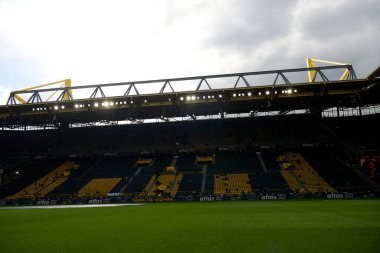 DORTMUND, GERMANY - 21 Nisan 2024: Signal Iduna Park 'ta Borussia Dortmund-Bayer 04 Leverkusen futbol karşılaşması