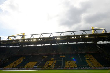 DORTMUND, GERMANY - 21 Nisan 2024: Signal Iduna Park 'ta Borussia Dortmund-Bayer 04 Leverkusen futbol karşılaşması